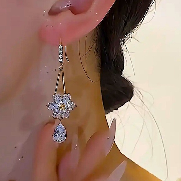 Gold Daisy Crystal Dangle Earrings Flower Water Drop - Picture 2 of 6